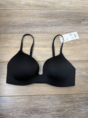 NWT Uniqlo Seamless Black T-Shirt Bra Sz 32B